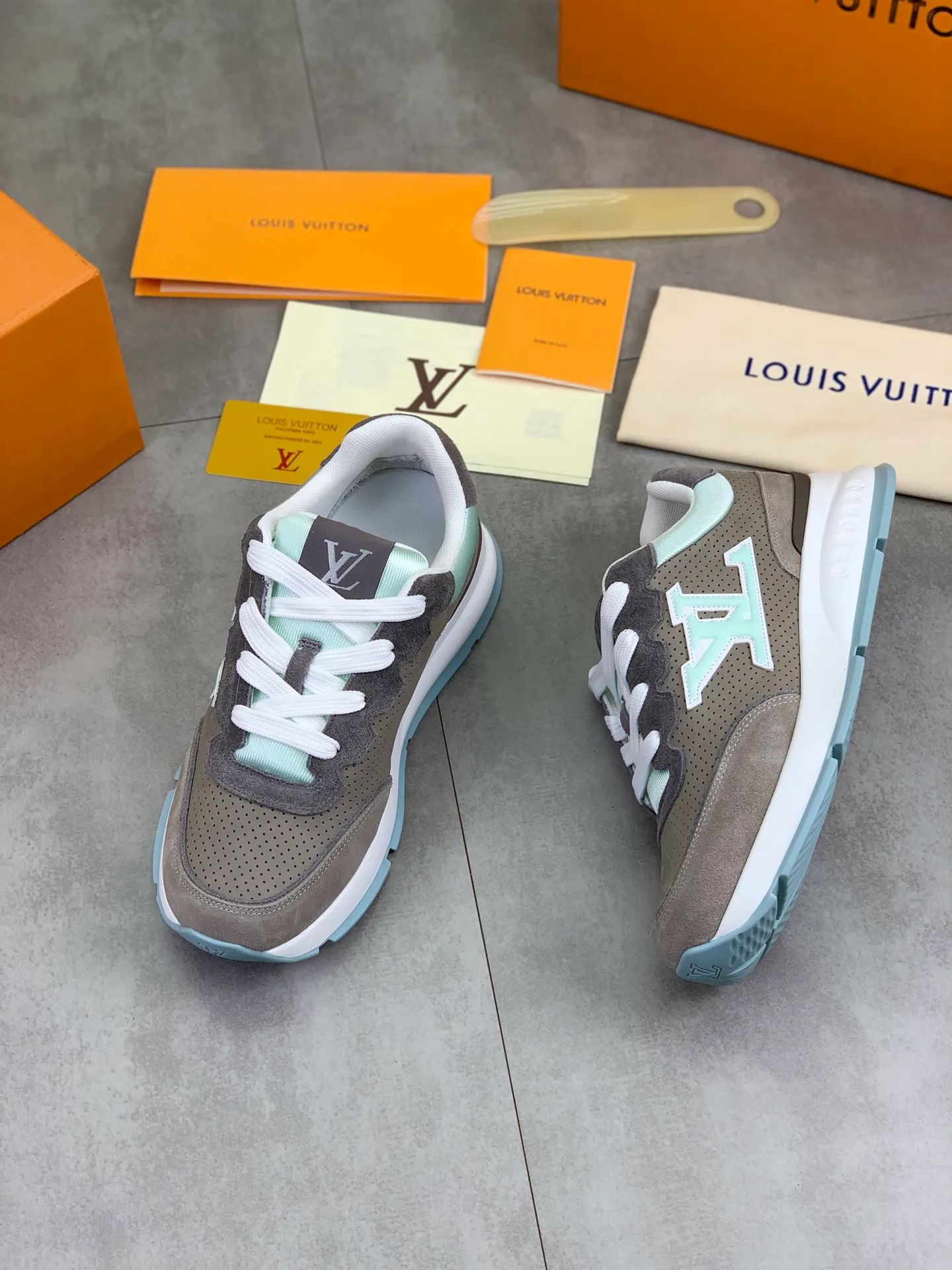 Factory price P700 💶 Top version [LOUIS VUITTON] Couple 🧑‍🤝‍🧑 Craftsman style Counter series (original order) New style 🍀LV Louis Vuitton - top version LV classic high-top trendy shoes! Made of imported original craft calfskin, original breathable lining, and original wear-resistant, lightweight, high-end TPU outsole! High quality products! 2️⃣ colors available, size: male 38-44 (45 46 customized)